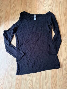 Go Couture Black Cold-Shoulder Long Sleeve Tee